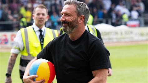 Derek McInnes: Kilmarnock manager signs contract .